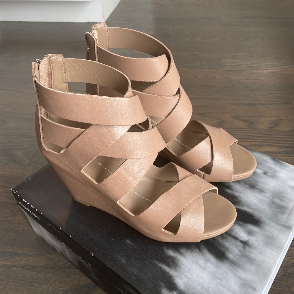 NIB DV by Dolce Vita Pali Wedge Sandal